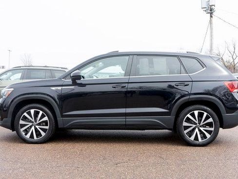 Used 2022 Volkswagen Taos SE w/ Panoramic Sunroof Package AWD/4WD image 3