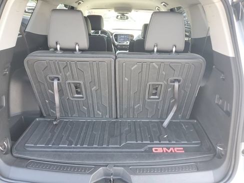 Used 2023 GMC Acadia SLT w/ Technology Package FWD image 7