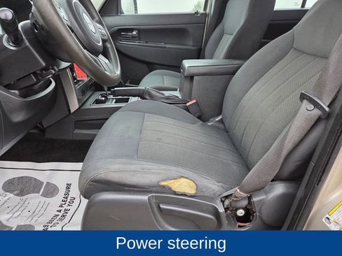 Used 2011 Jeep Liberty Sport AWD/4WD image 17