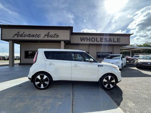 Used 2015 Kia Soul ! w/ Sun & Sound Package FWD image 1