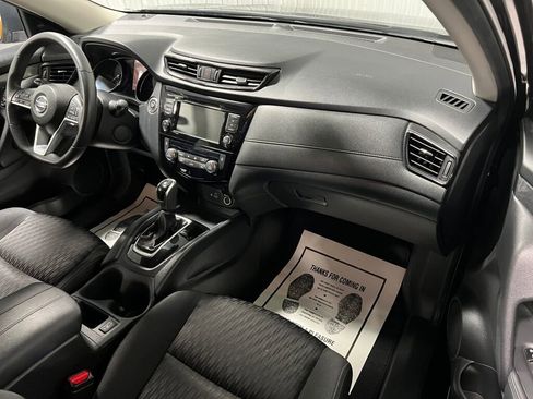 Used 2019 Nissan Rogue SV image 3