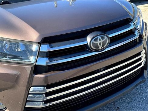 Used 2017 Toyota Highlander Limited Platinum image 31