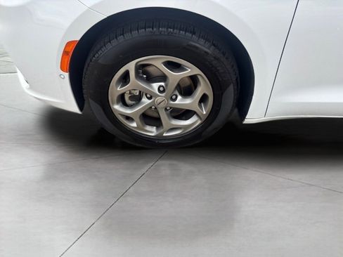 Used 2024 Chrysler Pacifica Limited FWD image 23