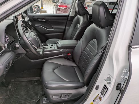 Used 2023 Toyota Highlander XLE image 7