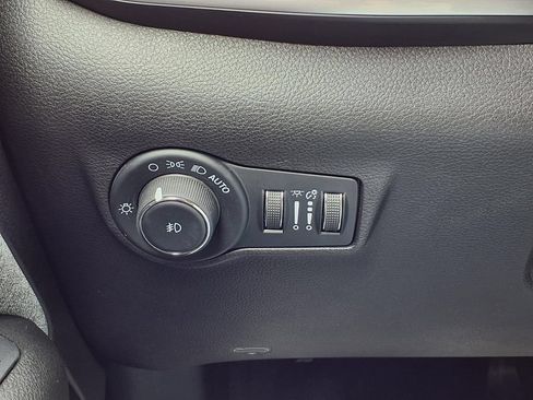 Used 2025 Jeep Compass Latitude AWD/4WD image 16