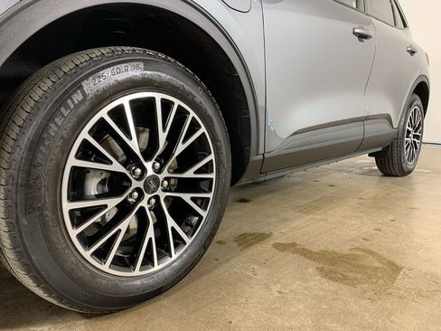 Used 2023 Ford Escape SE image 2