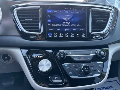 Used 2017 Chrysler Pacifica Touring Plus FWD image 22