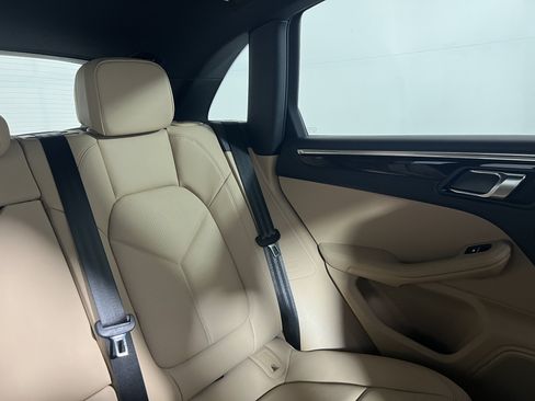 Certified 2024 Porsche Macan S AWD/4WD image 17