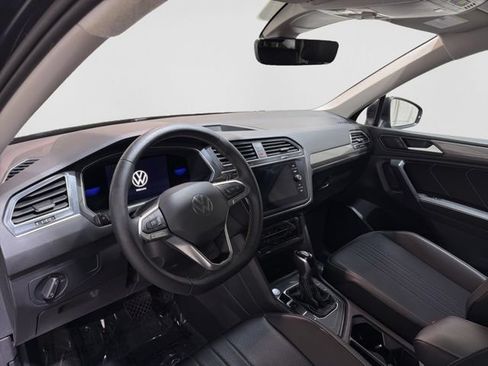 Certified 2022 Volkswagen Tiguan SE FWD image 14