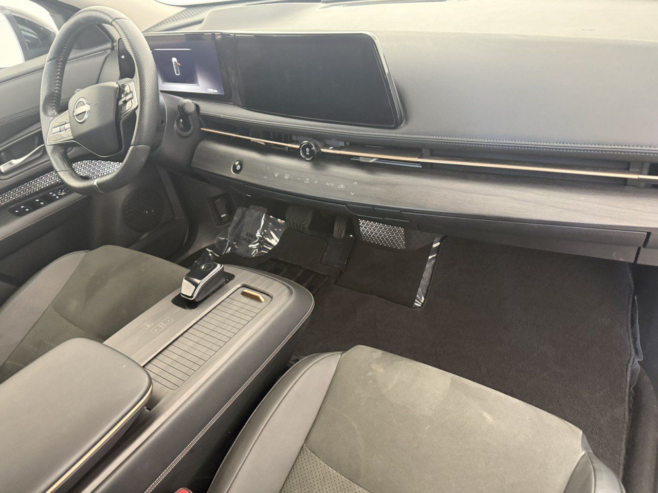 Used 2024 Nissan Ariya AWD image 11