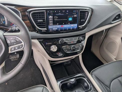 Used 2023 Chrysler Pacifica Limited image 30