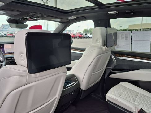Used 2025 Cadillac Escalade Sport Platinum w/ LPO, Floor Liner Package AWD/4WD image 34