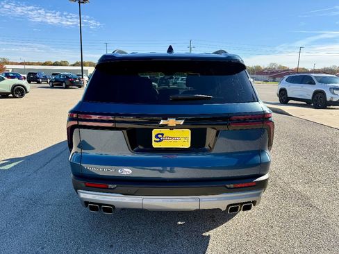 Used 2025 Chevrolet Traverse LT image 3