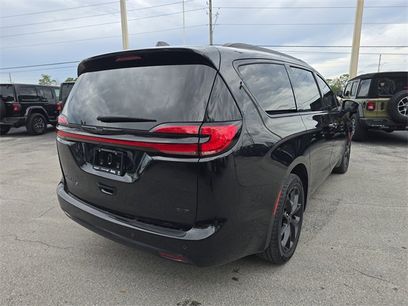 Used 2023 Chrysler Pacifica Touring-L w/ Uconnect Theater Family Group