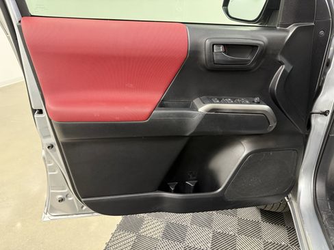 Used 2022 Toyota Tacoma SR5 w/ Technology Package image 11