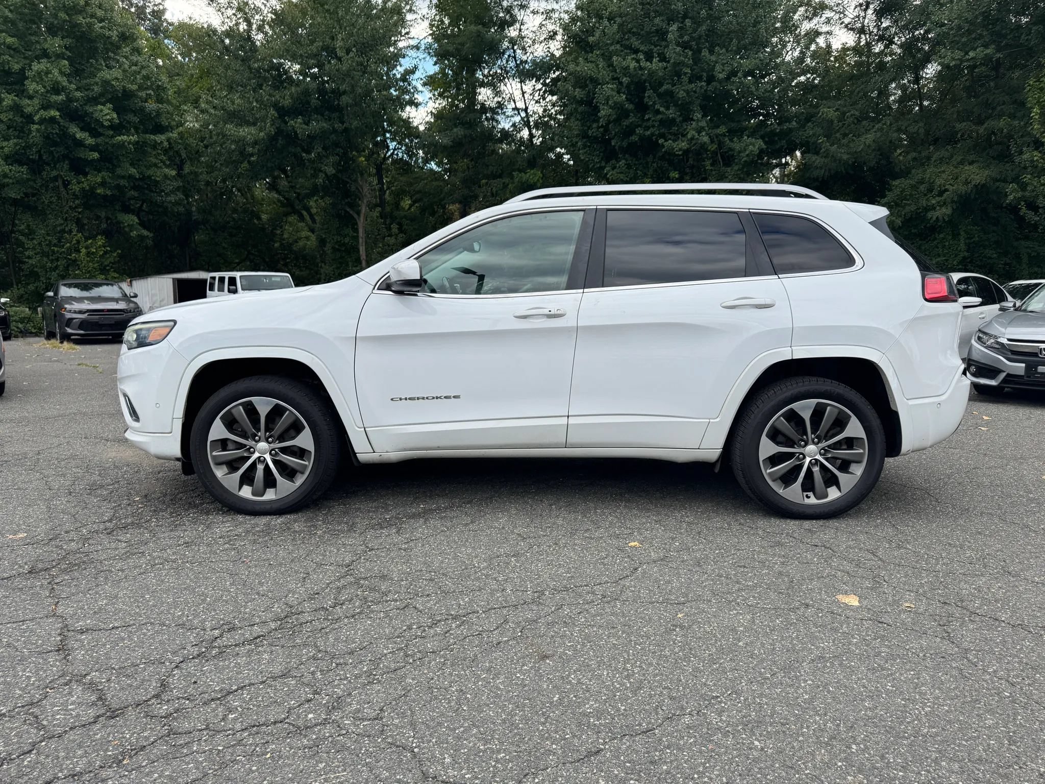 Used 2019 Jeep Cherokee Overland w/ Technology Group AWD/4WD image 2