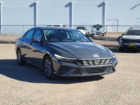 Used 2024 Hyundai Elantra SEL image 4