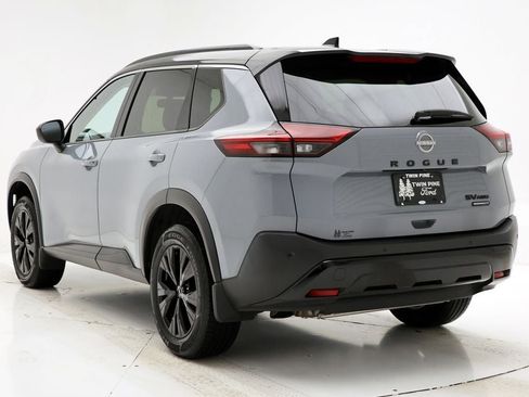 Used 2023 Nissan Rogue SV w/ SV Premium B Package image 7