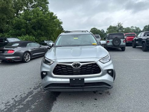 Used 2022 Toyota Highlander XLE AWD/4WD image 2