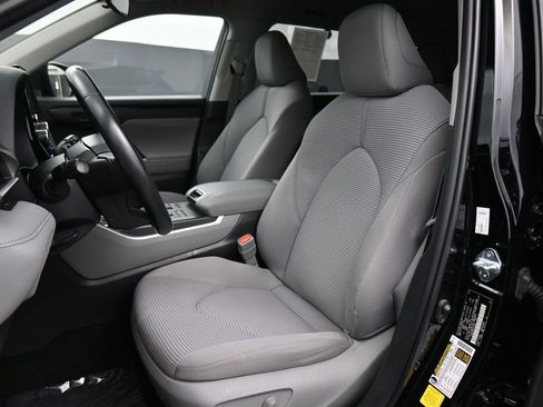 Used 2023 Toyota Highlander LE image 13