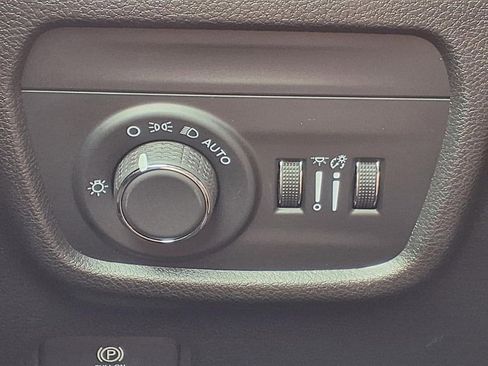 Used 2025 Jeep Grand Cherokee Laredo X RWD image 16