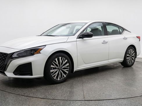 Used 2025 Nissan Altima 2.5 SV FWD image 3