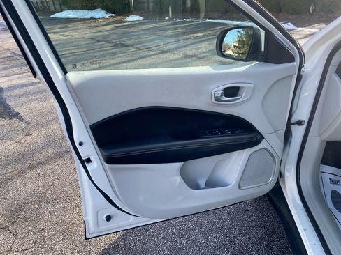 Used 2017 Jeep Compass Latitude w/ Popular Equipment Group image 11