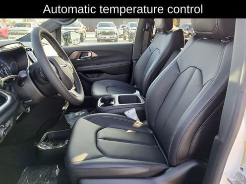 New 2026 Chrysler Pacifica Select image 12