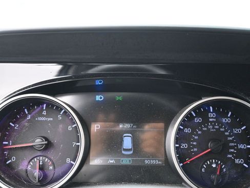 Used 2022 Kia Carnival EX image 11