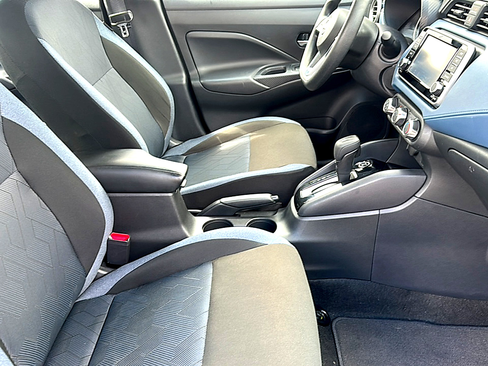 Used 2025 Nissan Versa SV FWD image 23