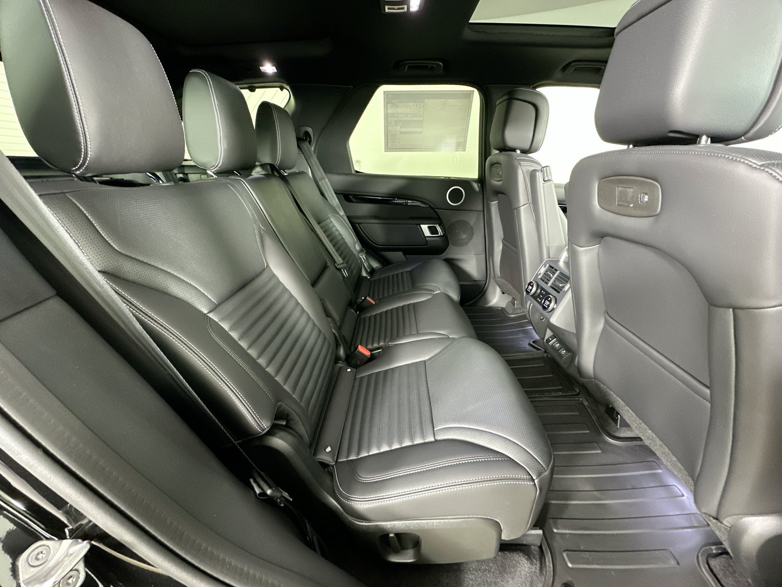 New 2026 Land Rover Discovery S AWD/4WD image 43