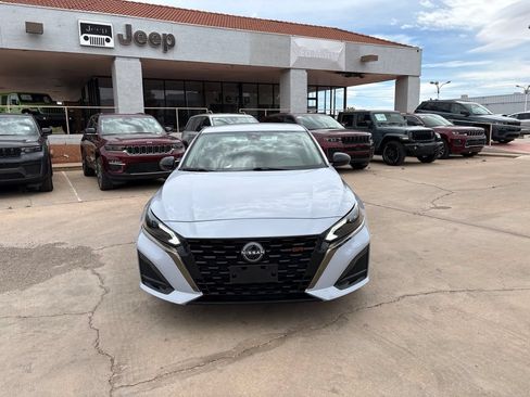 Used 2024 Nissan Altima 2.5 SR FWD image 2