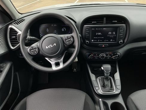 Used 2025 Kia Soul LX w/ LX Technology Package FWD image 12