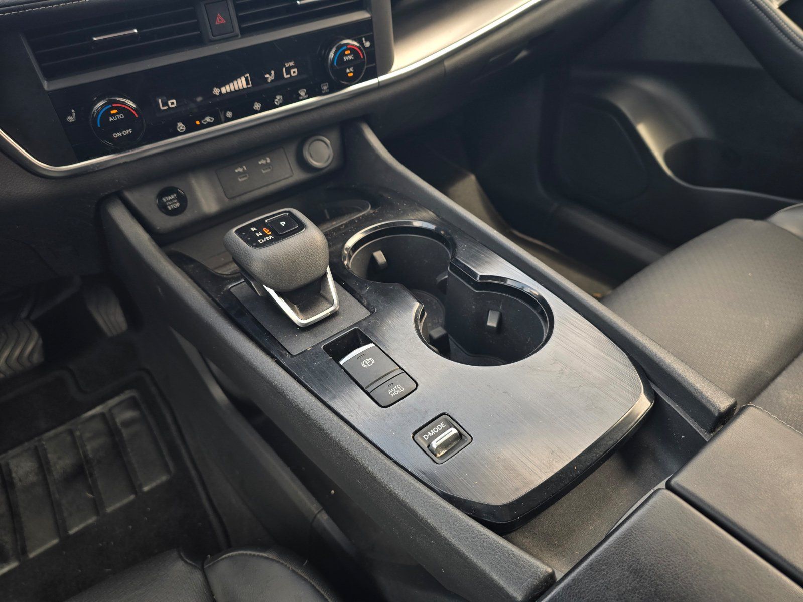Used 2025 Nissan Rogue SV w/ SV Premium Package FWD image 16