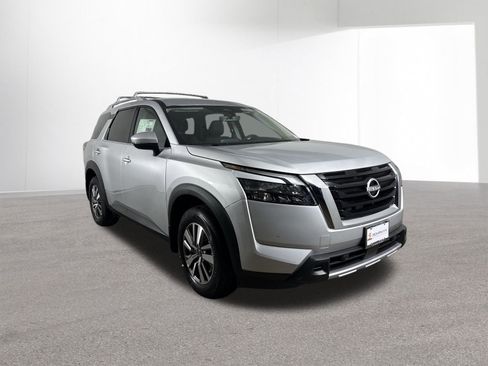 New 2025 Nissan Pathfinder SL image 3