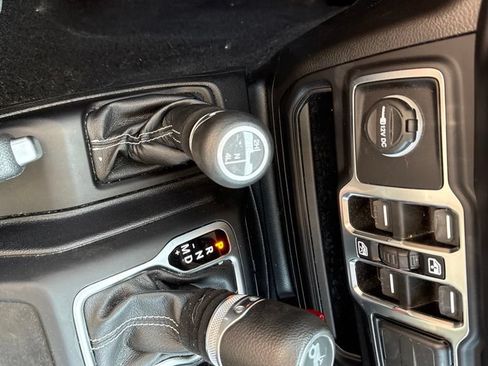 Used 2019 Jeep Wrangler Unlimited Sahara w/ Uconnect 4C Nav & Sound Group AWD/4WD image 19