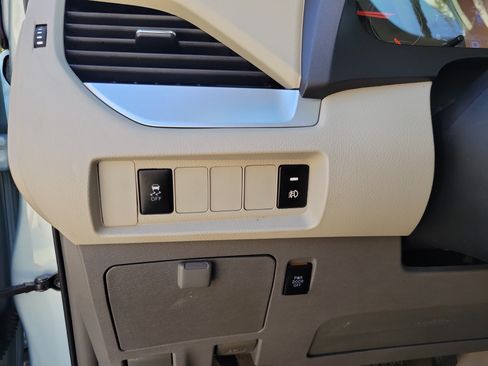 Used 2017 Toyota Sienna LE FWD image 8