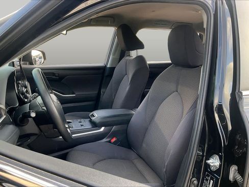 Used 2023 Toyota Highlander L FWD image 8