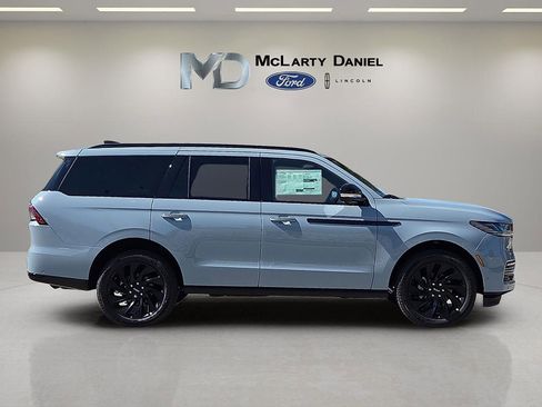 New 2025 Lincoln Navigator Reserve w/ Jet Appearance Package AWD/4WD image 6
