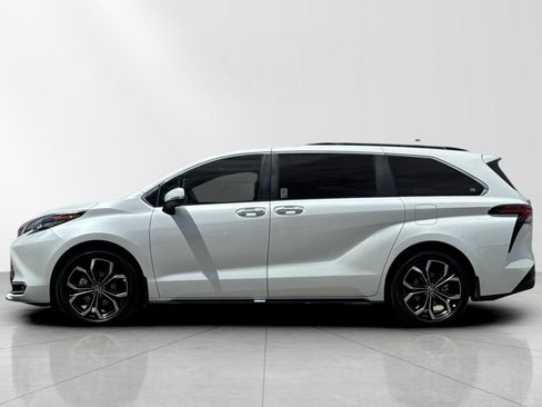 Used 2025 Toyota Sienna Platinum FWD image 8
