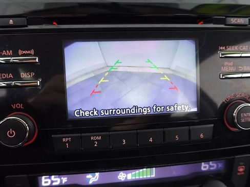 Used 2017 Nissan Rogue SV image 18