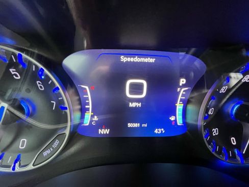 Used 2024 Chrysler Pacifica Touring-L FWD image 11