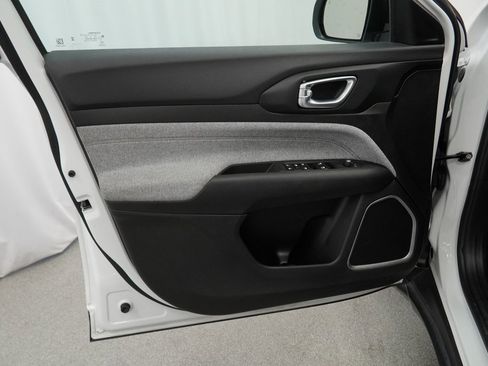 Certified 2024 Jeep Compass Latitude image 40