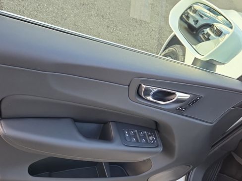 Certified 2023 Volvo XC60 B5 Plus image 3