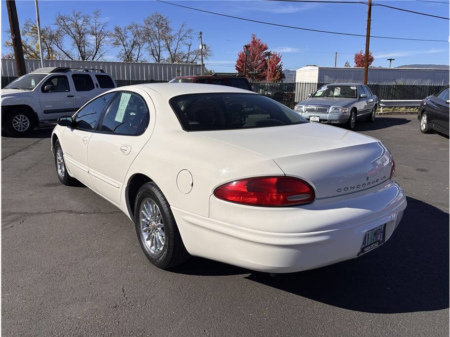 Used 2000 Chrysler Concorde LXi FWD image 3