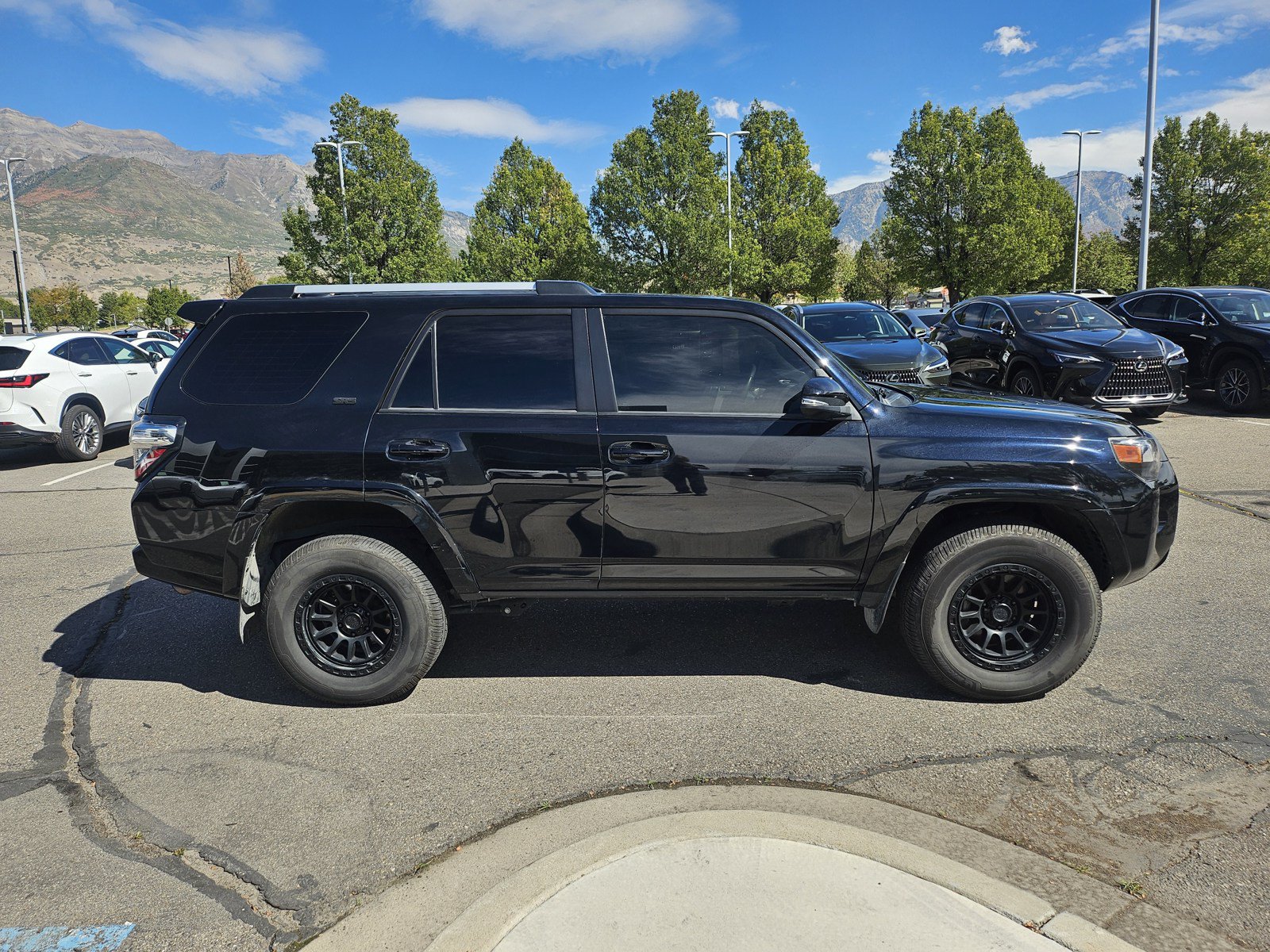 Used 2022 Toyota 4Runner SR5 Premium w/ Moonroof Package AWD/4WD image 4