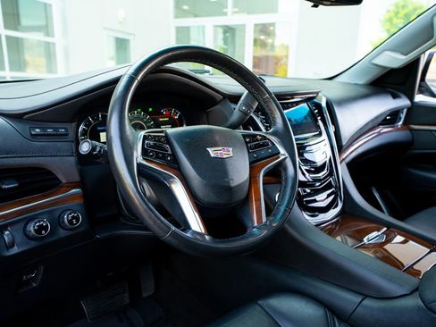 Used 2017 Cadillac Escalade Premium Luxury AWD/4WD image 31