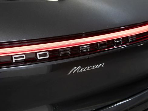 Certified 2023 Porsche Macan AWD/4WD image 36