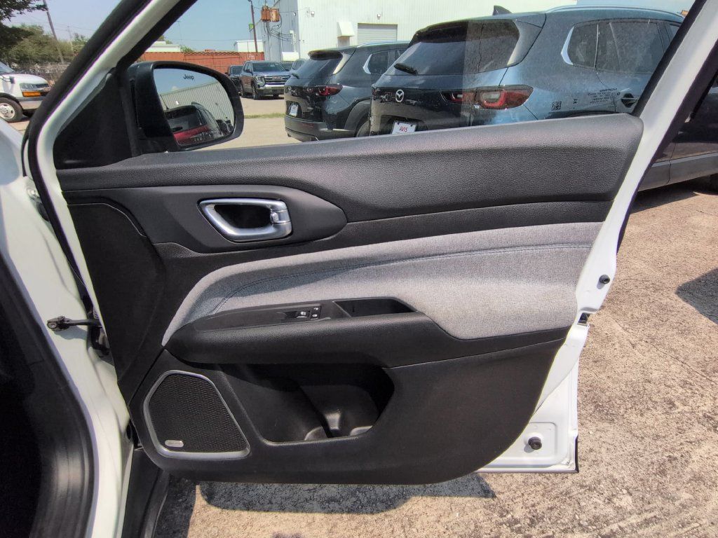 Used 2025 Jeep Compass Latitude w/ Sun & Sound Group AWD/4WD image 32