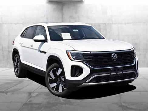 Used 2025 Volkswagen Atlas Cross Sport SE w/ Panoramic Sunroof Package FWD image 2